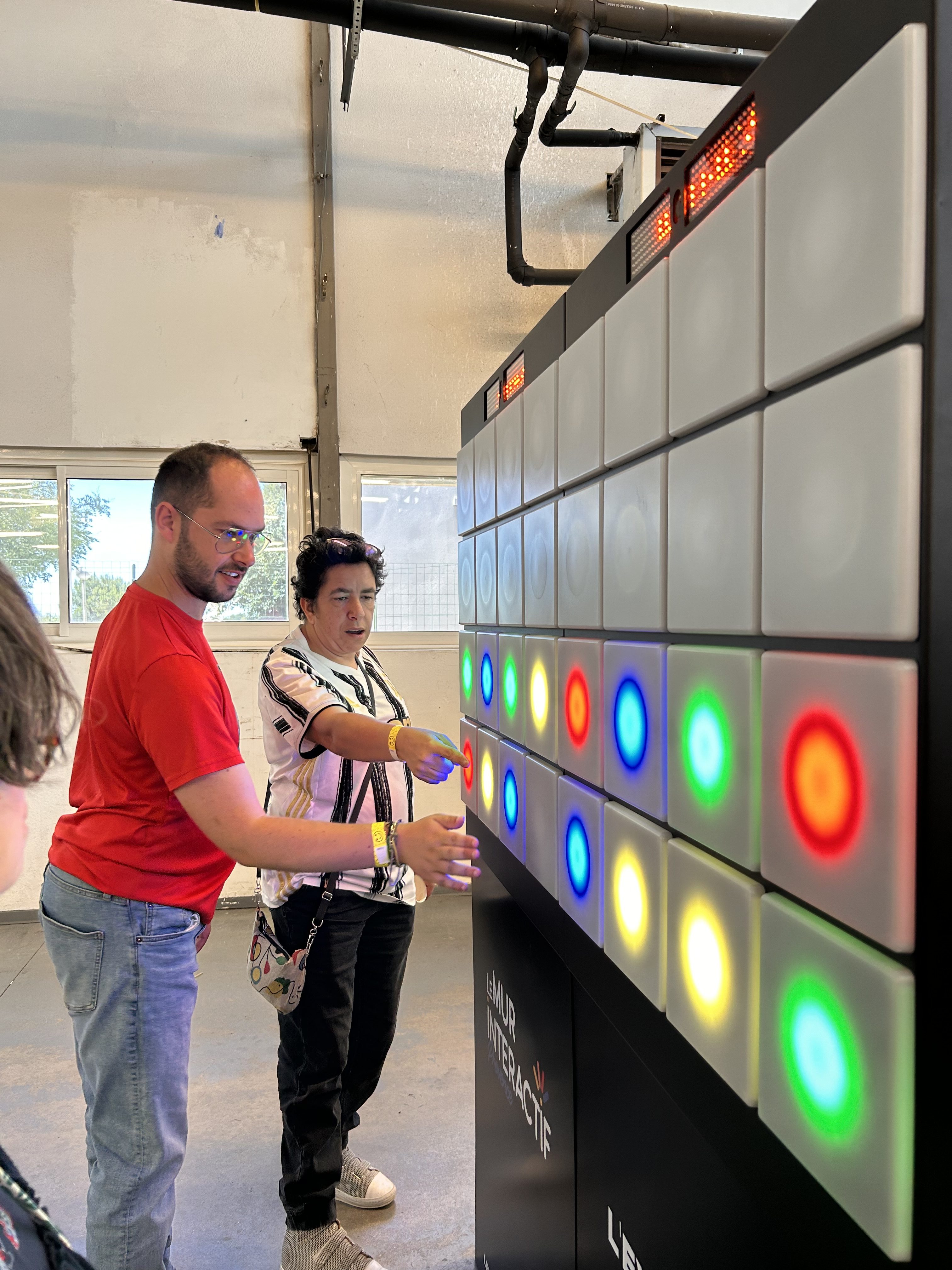Des travailleurs s'exercent à la mémoire avec le Mur Interactif Provence