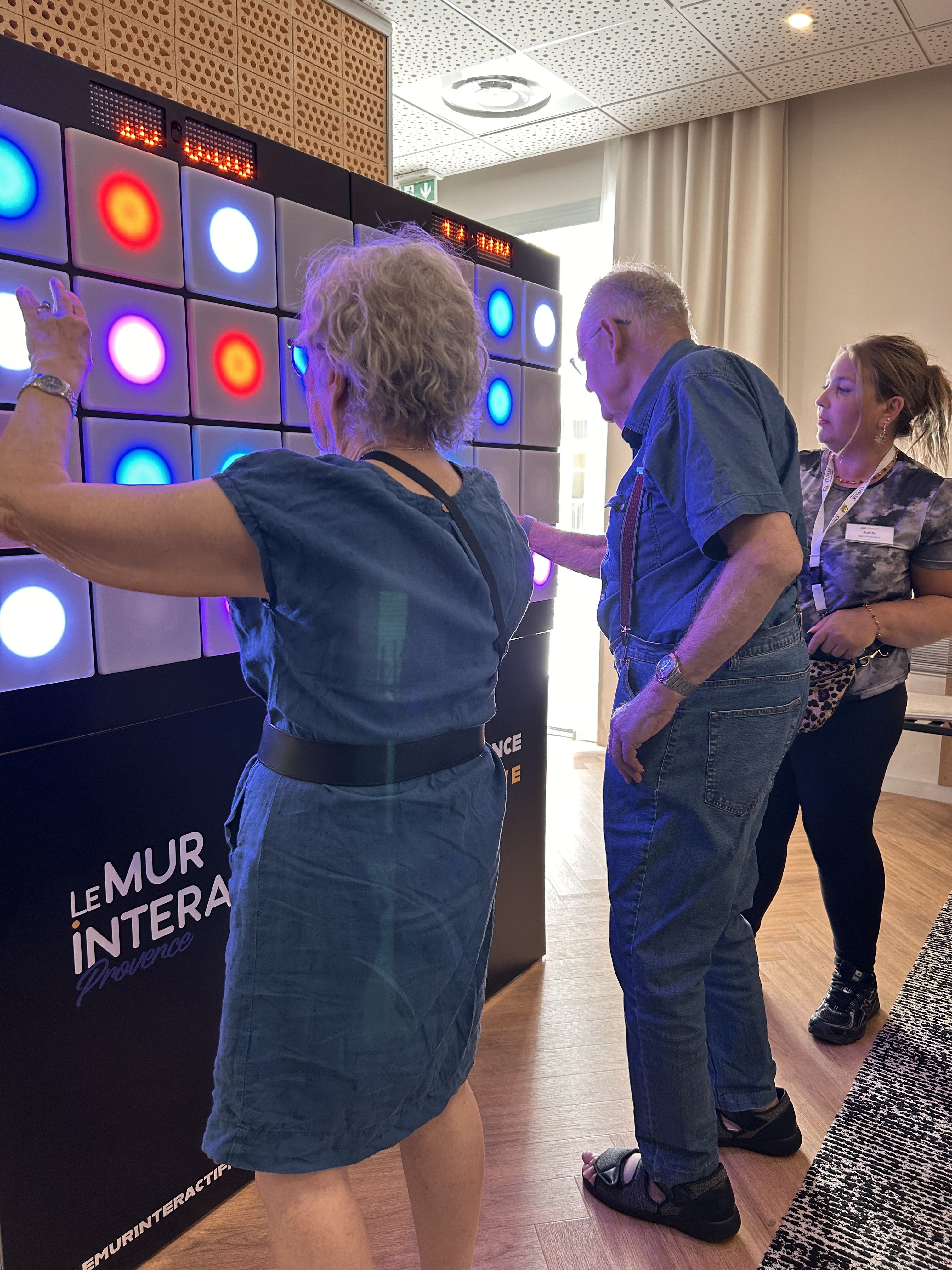 Stimulation cognitive pour seniors avec le Mur Interactif : une activité ludique autour de la mémoire, de l’attention et de la coopération, adaptable aux différents niveaux de mobilité. Les participants peuvent jouer debout ou assis et partager le défi en équipe.