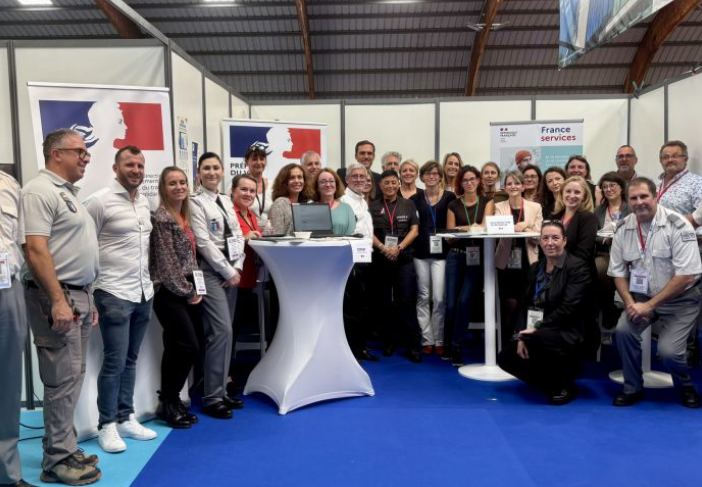 Photo de groupe de France Service au salon des maires de France à Draguignan dans le Var